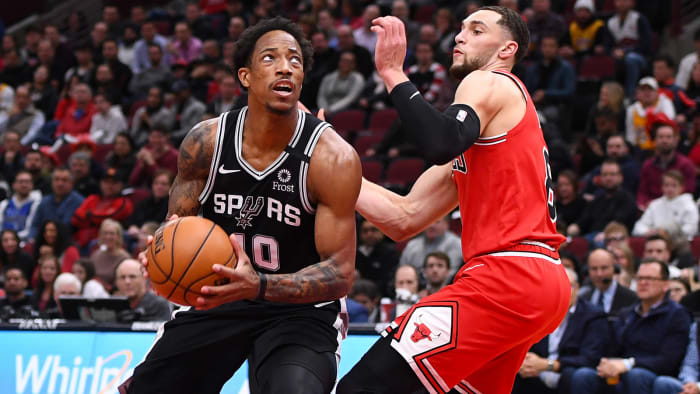 DeMar DeRozan (10) shoots the ball against Chicago Bulls guard
